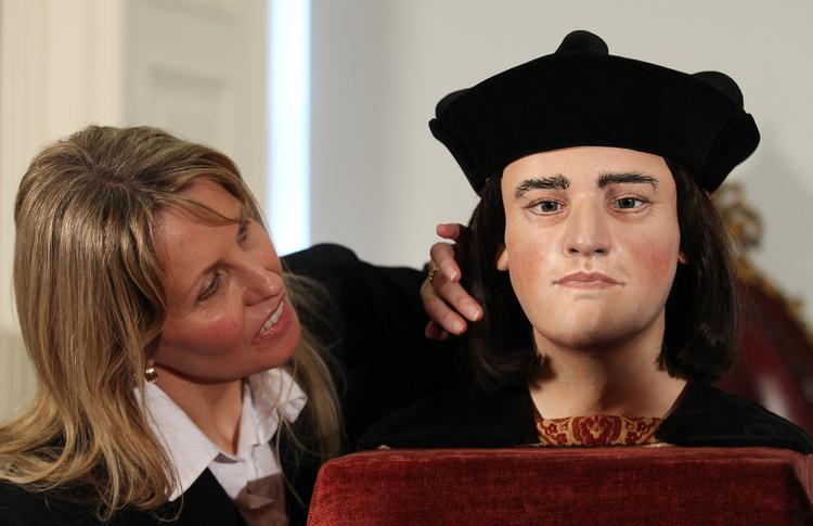 Rekonstruktion. Kong Richard III's  paryk rettes til, inden monarkens nu genskabte ansigt blev offentliggjort. 