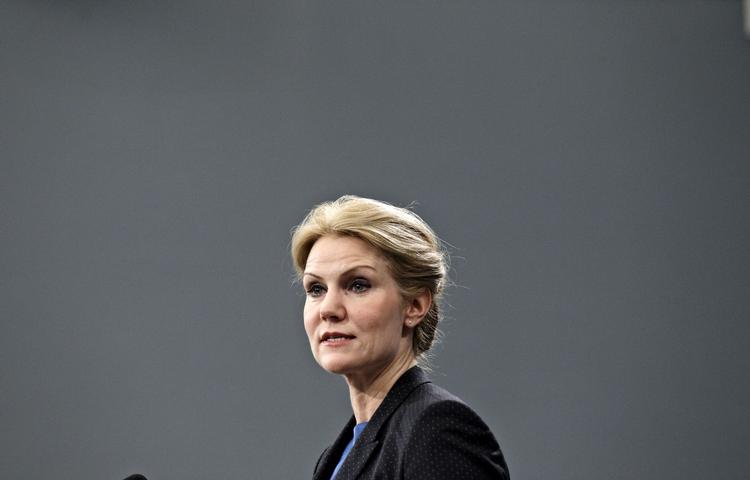 fordømmende. Helle Thorning-Schmidt fordømmer på det kraftigste skudattentatet mod Lars Hedegaard. 