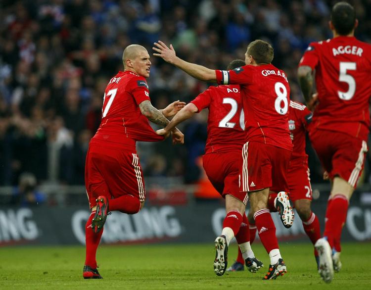 TILLYKKE. Velkommen i klubben, kan Steven Gerrard og Daniel Agger passende sige til Martin Skrtel (tv.), der for fjerde gang er Årets Spiller i Slovakiet. 