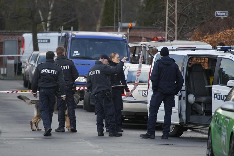 Aftersøgning. Politiet er stadig massivt til stede i Valby. 