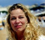 posh. 53-årige Lone Scherfig har sagt til at filmatisere teaterstykket 'Posh', der havde premiere i London for to år siden. 