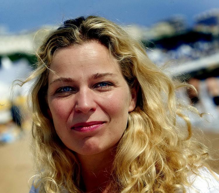 posh. 53-årige Lone Scherfig har sagt til at filmatisere teaterstykket 'Posh', der havde premiere i London for to år siden. 
