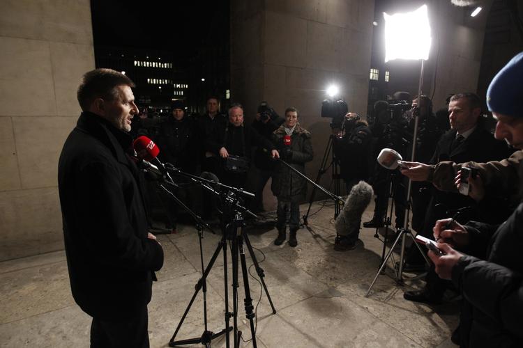 STATUS. Politiinspektør Jørgen Skov beder på et pressemøde vidner om at ringe, hvis de har set den mand, der forsøgte at skyde Lars Hedegaard. 