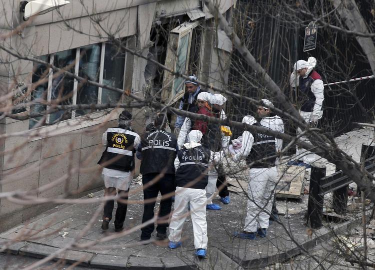 BOMBETERROR. Tyrkiske betjente ved gerningsstedet efter selvmordsangrebet ved den amerikanske ambassade i Ankara. 