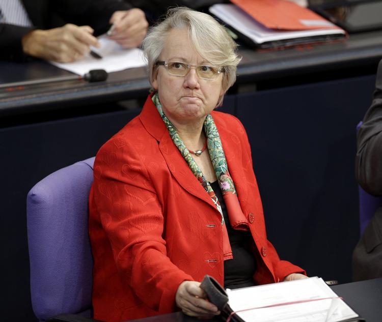 Fifleri. I 2011 måtte den tyske forsvarsminister Karl-Theodor zu Guttenberg træde tilbage, efter det kom frem at han havde snydt med sin doktorafhandling. Indtil videre holder Angela Merkel hånden over sin undervisningsminister. 