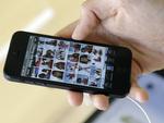 AFSKÅRET. Visse iPhone-ejere kan ikke komme til deres billeder i skyen eller gå på nettet i det hele taget. Deres iPhone vil ikke gå på Wifi. (Foto: Marcio José Sanchez, AP Photo) 