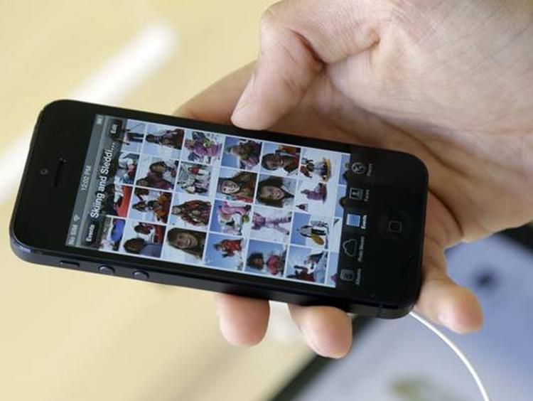 AFSKÅRET. Visse iPhone-ejere kan ikke komme til deres billeder i skyen eller gå på nettet i det hele taget. Deres iPhone vil ikke gå på Wifi. (Foto: Marcio José Sanchez, AP Photo) 