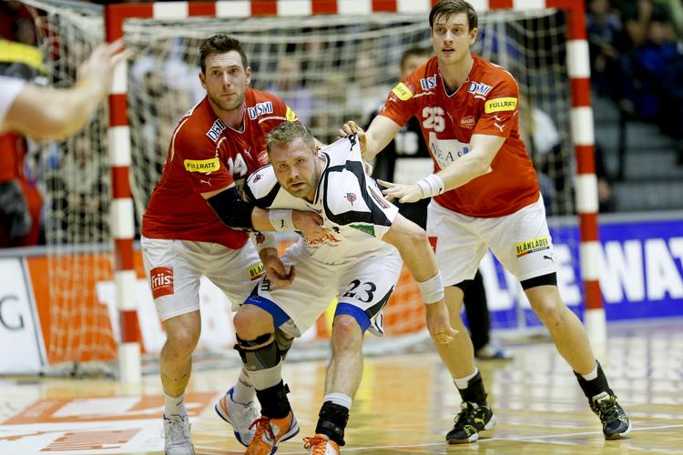 Foran. KIF Kolding København fører stadig herrernes håndboldliga. 