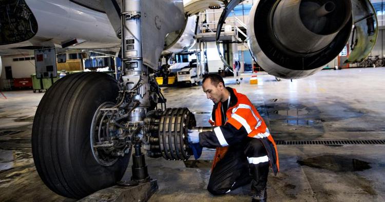 Rutine. Mekanikerne har skiftet hjul på fly masser af gange, men de skal alligevel følge en helt fast procedure. 