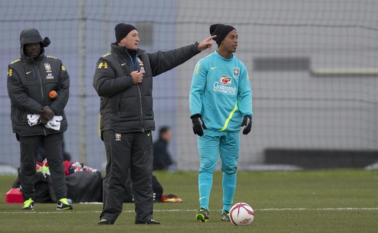veteraner. Brasiliens landstræner  Luiz Felipe Scolari (tv) har hentet Ronaldinho (th) tilbage i landsholdstruppen. 