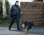 Efterforskning. En politimand og hans hund undersøger området omkring Pelargonievej, hvor Lars Hedegaard bor. 