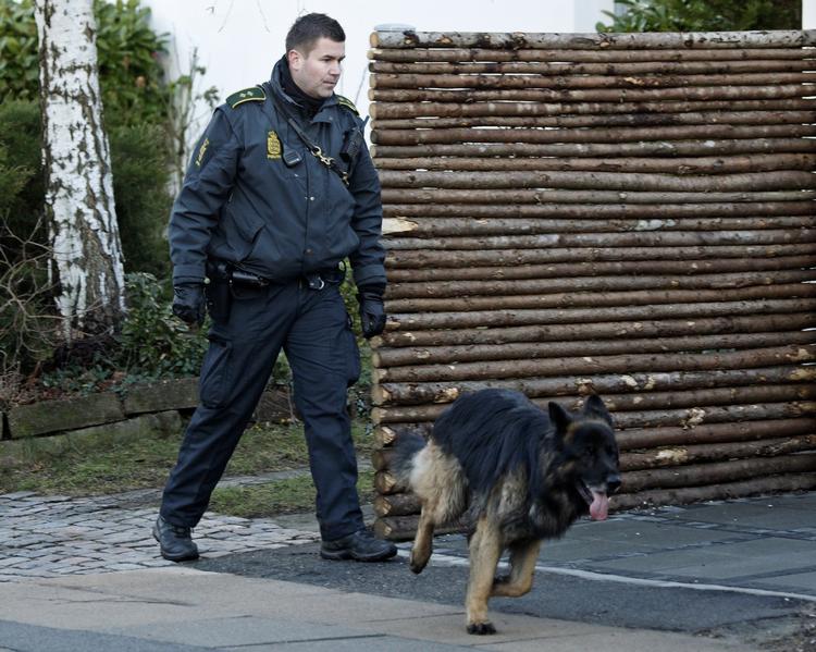 Efterforskning. En politimand og hans hund undersøger området omkring Pelargonievej, hvor Lars Hedegaard bor. 