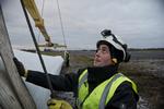 Vindkraft. En Vestas-medarbejder bakser med en vindmølle nær Hobro. På hovedkontoret bakser de med røde tal. 