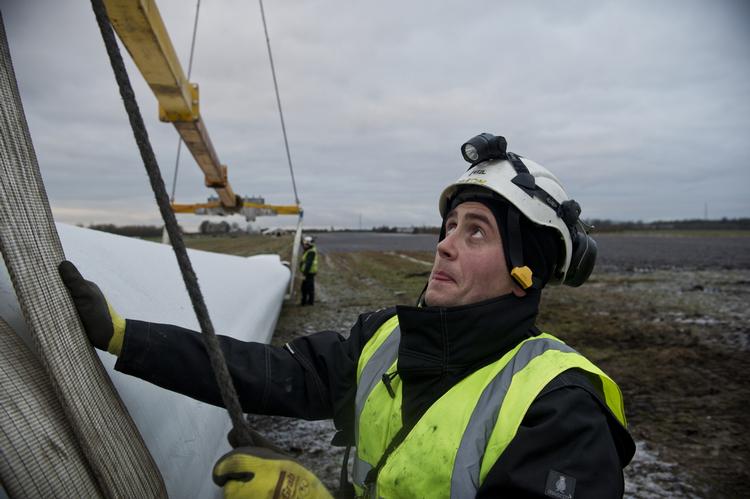 Vindkraft. En Vestas-medarbejder bakser med en vindmølle nær Hobro. På hovedkontoret bakser de med røde tal. 