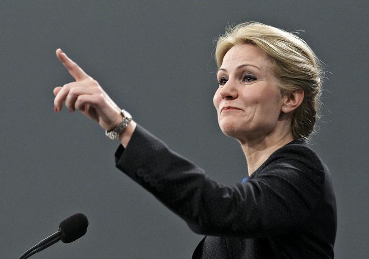 Showtime. Hun bliver ved med at stå fast på sin milliard, og Holland er med Thorning, selv om statsministeren advarer om, at vi står ret alene med vores krav. Her er hun til tirsdagspressemødet i Statsministeriet. 
