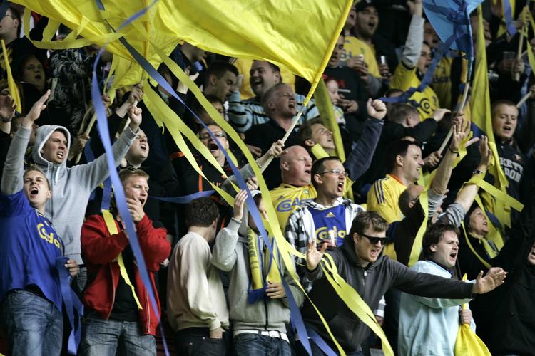 fordækt? Brøndby IF's forhandlere beskyldes for at have spillet med fordækte kort i forhandlingerne med Spillerforeningen. Nu forsøger klubben at vinde tid ved at prøve alle de enkelte spillersager i feriepengesagen. 