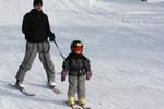 SELVSTYRE. Lad børnene stå naturligt - med let spredte ski. Alt for mange fædre tvinger børn til at samle deres ski. 
