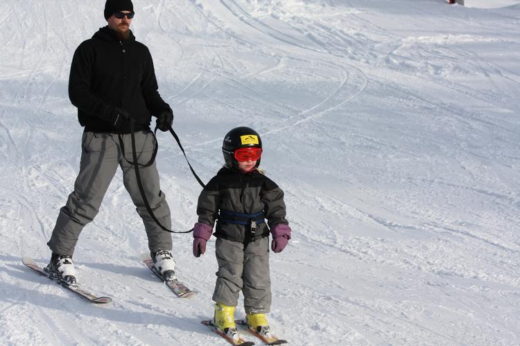 SELVSTYRE. Lad børnene stå naturligt - med let spredte ski. Alt for mange fædre tvinger børn til at samle deres ski. 