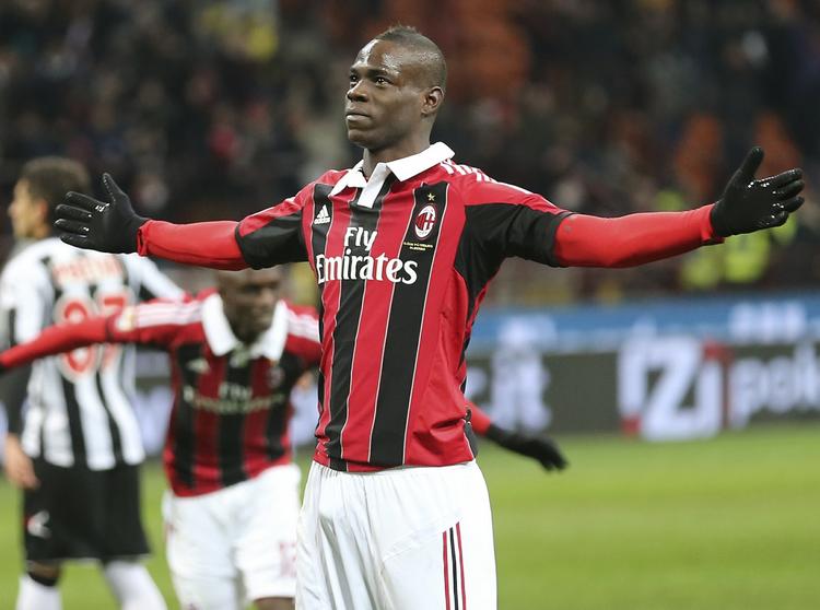 racisme. Mario Balotelli scorede to mål i sin debut for AC Milan, men er allerede nu blevet udsat for racisme af klubbens vicepræsident Paolo Berlusconi - bror til klubejer Silvio Berlusconi. 