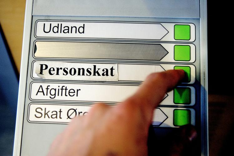 Spændende. Først om en måned kan du se din årsopgørelse for 2012 og rette i den. Skat har droppet muligheden for tidlig indberetning fra begyndelsen af februar. 