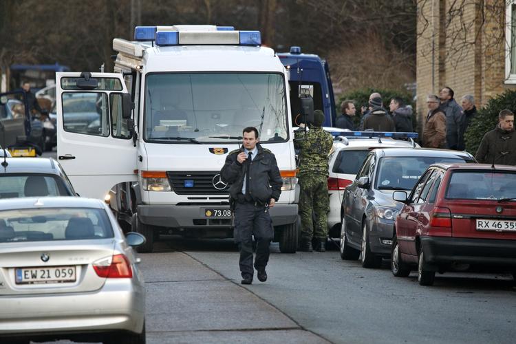 EFTERLYSNING. Politiet savner hjælp til at fange den mand, der i går forsøgte at skyde Lars Hedegaard. 