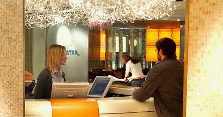 DESIGN. Lobbyen er udsmykket som et frostklart vinterlandskab, med en indviklet lysekrone over receptionen. 