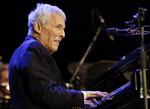 Nostalgi. Burt Bacharach står bag evergreens som 'Raindrops Keep Fallin' On My Head', 'What The World Needs Now', 'Close To You' og 117 andre top 40-hit i USA. Ja, faktisk helt bogstaveligt. 