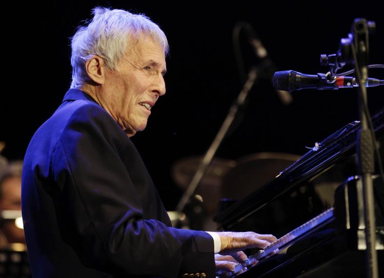 Nostalgi. Burt Bacharach står bag evergreens som 'Raindrops Keep Fallin' On My Head', 'What The World Needs Now', 'Close To You' og 117 andre top 40-hit i USA. Ja, faktisk helt bogstaveligt. 