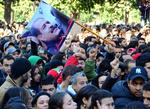 Protest. Demonstranter er samlet på hovedgaden i Tunis efter mordet på oppositionslederen Chokri Belaid, der ses på flaget. 