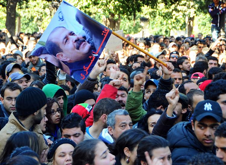 Protest. Demonstranter er samlet på hovedgaden i Tunis efter mordet på oppositionslederen Chokri Belaid, der ses på flaget. 