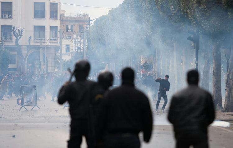 KAOS. Tunesiens hovedstad Tunis var i går præget af voldsomme optøjer. 