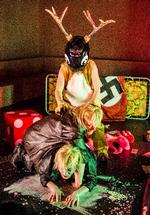 Übermacht. Med høj gevirføring kan nynazisterne Gerhard &amp; co trampe løs i Christian Lollikes udfordrende turistsafari i det tyske. 