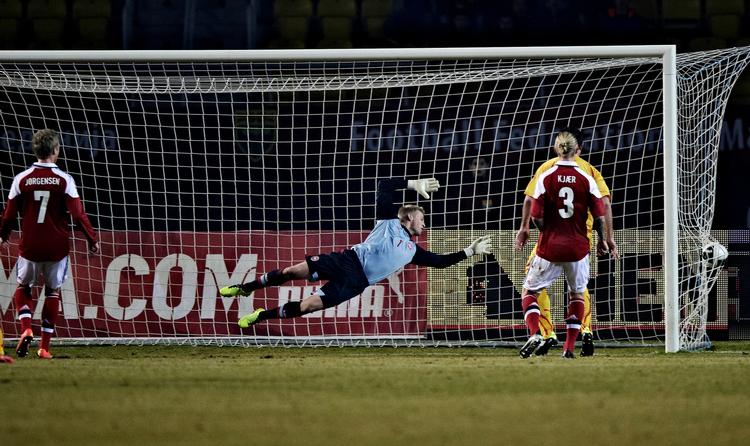 Tilfreds. Trods nederlaget var Kasper Schmeichel tilfreds med sin debut som på landsholdet: »Mit spil med fødderne fungerede fint«, siger han. 