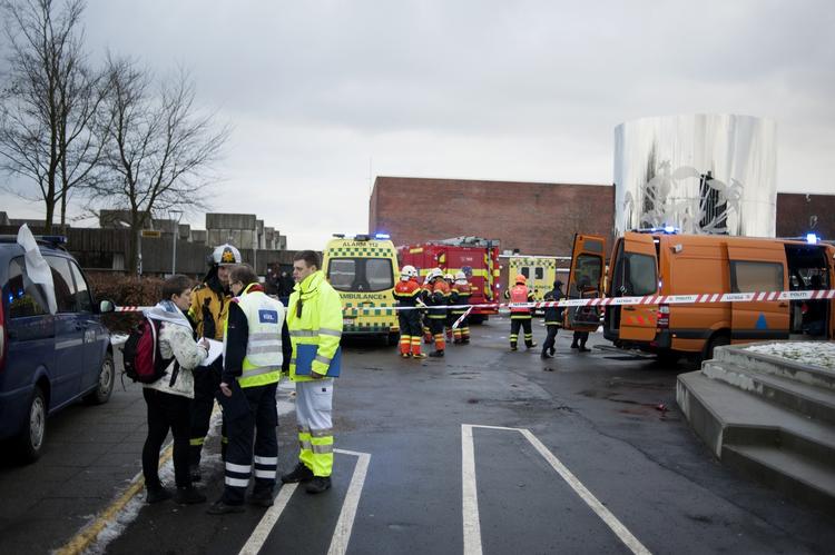 evakuering. Langkær Gymnasium ved Aarhus blev i går evakueret, fordi flere elever blev syge på grund af udsivende gas. (arkiv) 
