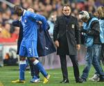 problematisk. Italliens træner Cesare Prandelli (nummer to fra højre) skifter Mario Balotelli (t) ud i kampen mod Holland onsdag. 