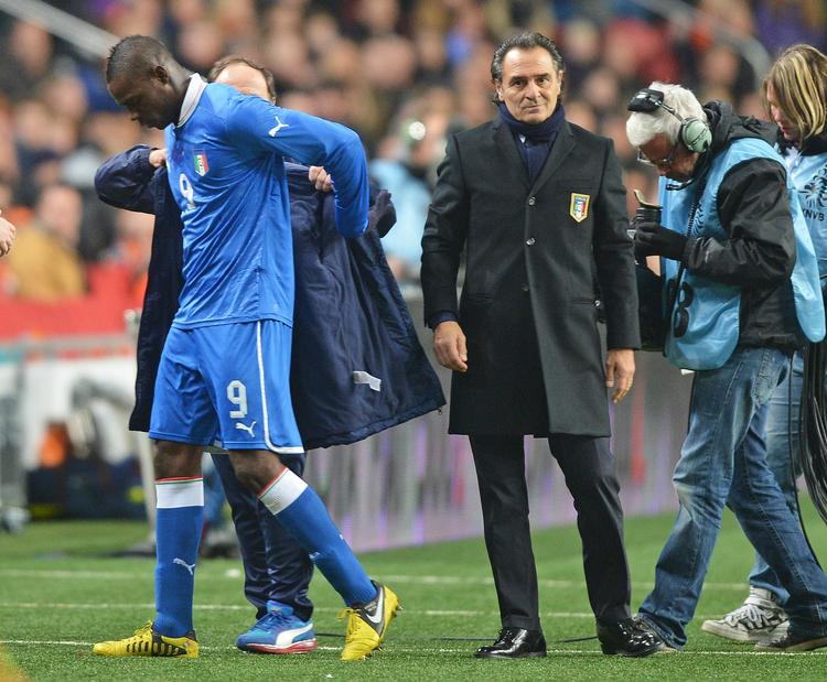 problematisk. Italliens træner Cesare Prandelli (nummer to fra højre) skifter Mario Balotelli (t) ud i kampen mod Holland onsdag. 
