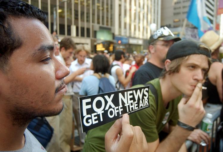 måling. Fox er på samme tid den nyhedskanal, som amerikanerne stoler mest og mindst på. Alt i alt er tilliden til kanalens indslag dog den mindste i de fire år, meningsmålingen er blevet gennemført. Her billede fra protestdemonstration mod Fox i New York fra 2004. 