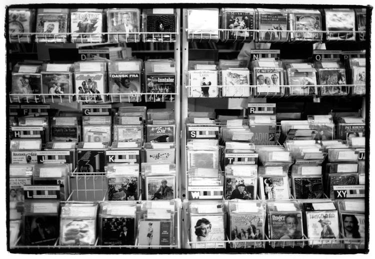 digitalisering. Når bibliotekernes musikafdelinger lukker, er det, fordi den digitale udvikling har skabt et bibliotek, som overtrumfer det lokale. 