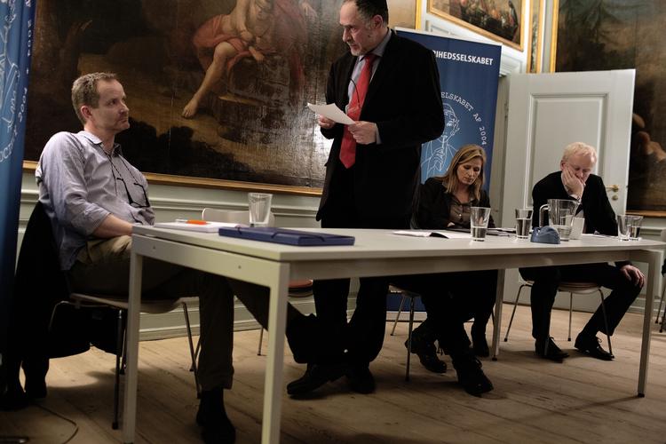 Debat. Overrabiner Bent Lexner taler ved debatmødet. De øvrige talere er Morten Frisch, Leo Milgrom og Torben Mark Pedersen. 