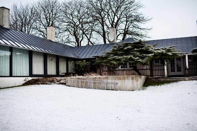 Fortid? Formanden for Statens Kunstfond, Lars Juel Thiis, siger om Knud W. Jensens hus, at det ikke dvæler ved fortiden, men viser et nyt moderne formsprog, der henter sin inspiration i det gamle. 