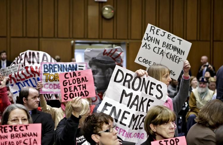 Protestaktion. Demonstranterne blev hurtigt vist ud af fra Senatshøringen om droneangreb. 