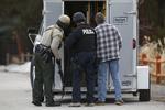San Bernardino County-sheriffer gennemsøger bil i Big Bear. 