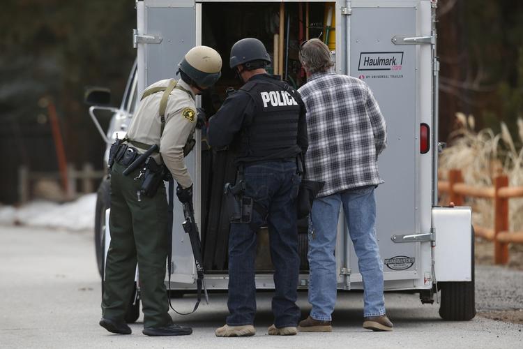 San Bernardino County-sheriffer gennemsøger bil i Big Bear. 