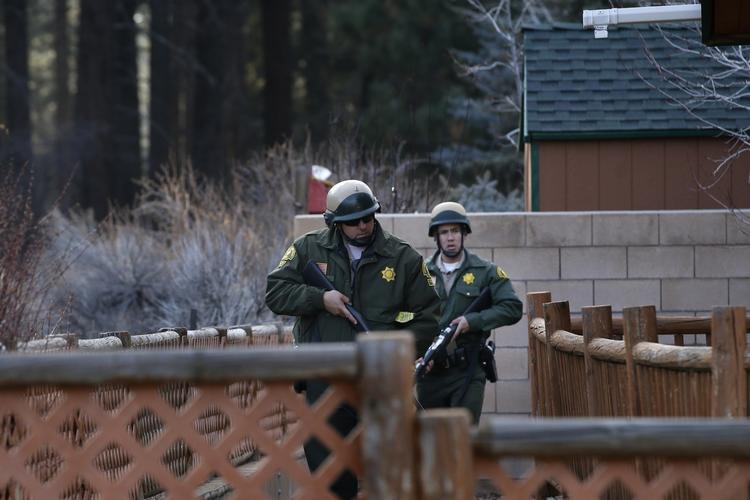 Attentaterne startede allerede søndag, hvor Chris Dorner angiveligt likviderede Monica Quan og hendes forlovede. 27-årige Quan er datter af Randal Quan, som var Los Angeles-betjent samtidig med Dorner. 