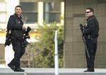 Los Angeles Politis hovedkvarter er under stærk bevogtning. 
