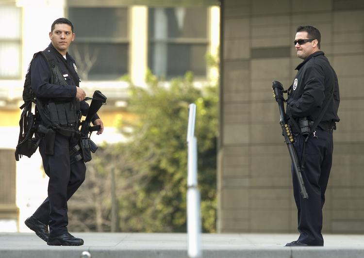 Los Angeles Politis hovedkvarter er under stærk bevogtning. 