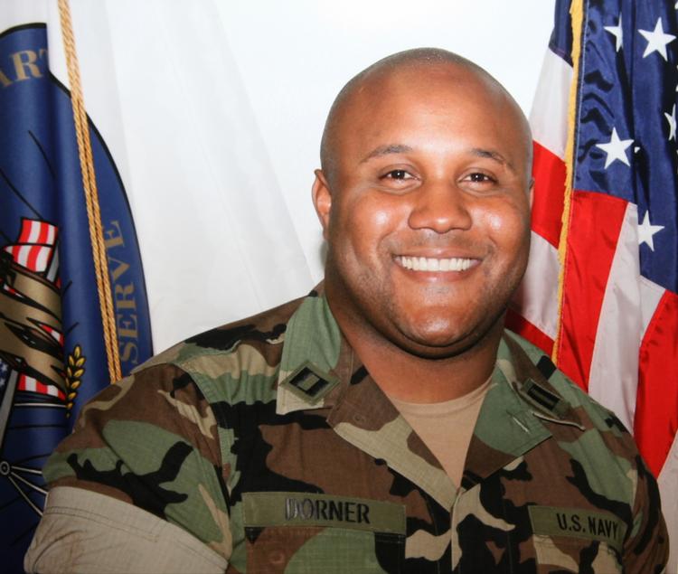 Christopher Jordan Dorner har skevet et 11-sider manifest, hvor han udpeger de mennesker, som han mener er skyld i, at han er blevet fyret fra politikorpset. Samtidig truer han med voldelig hævn. 