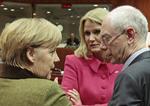 topmøde. Helle Thorning-Schmidt lytter til diskussionen mellem Angela Merkel og EU's præsident Herman van Rompuy. 