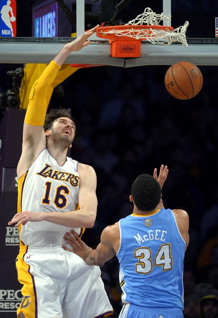 skade. Spanske Pau Gasol (tv) dunker bolden i kurven i en kamp mod Denver Nuggets. 