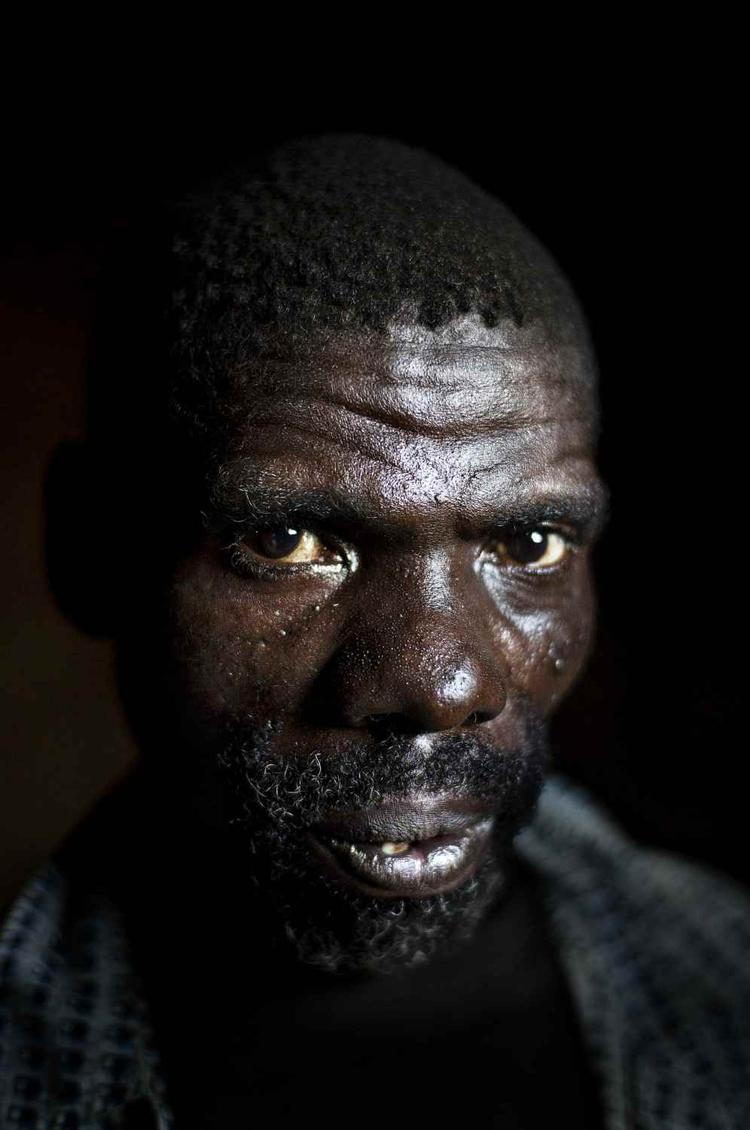 udstødt. Ndijean kalder sig selv en  af »Rwandas sidste pygmæer«. Han overlevede folkemordet, men siden er pygmæerne forvist fra regnskoven  til et tiggerliv i byernes slum. 